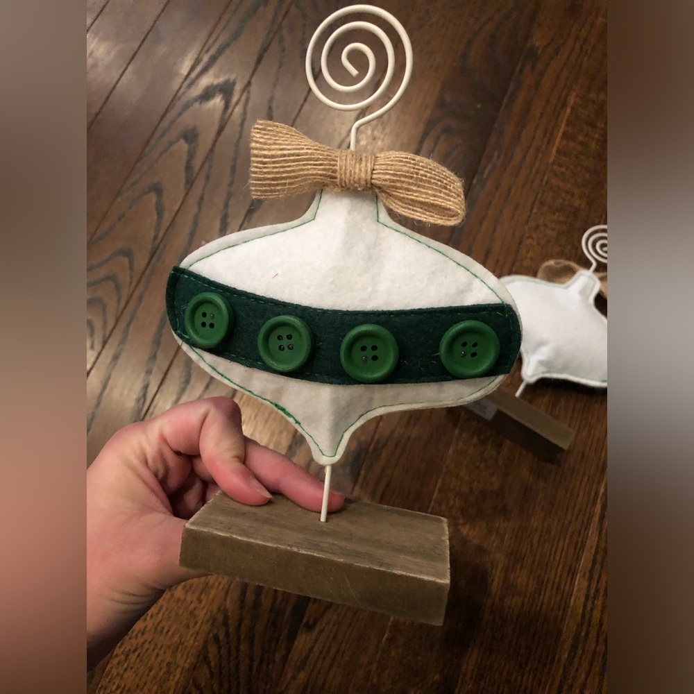 *NWT* Pier 1 Imports White Fabric w/Green Buttons & Burlap Ornaments Pic Holders - Picture 3 of 7